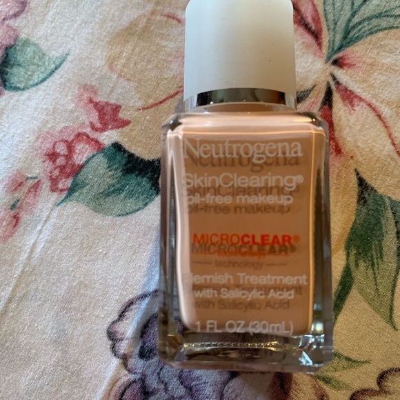 COPY - Neutrogena SkinClearing Oil-Free Makeup Size 1FL OZ - Picture 1 of 6
